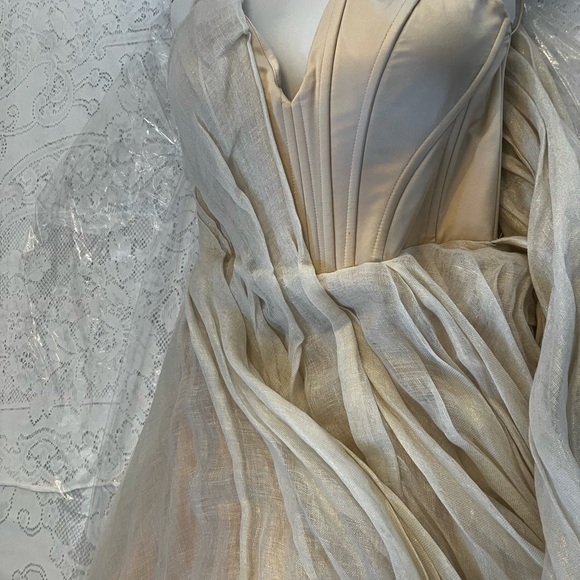 Carol Hannah Senara gown size 6. Layers of linen in shades of pink and cream - Picture 7 of 16